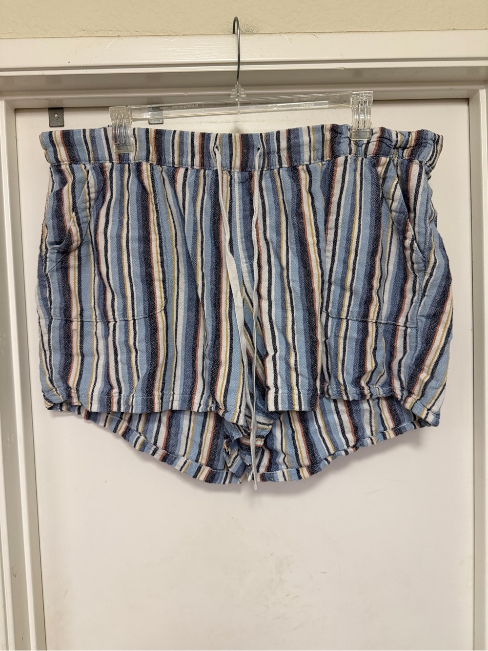 Lane Bryant linen blend, elastic waist, blue/white striped shorts 4” size 26/28
